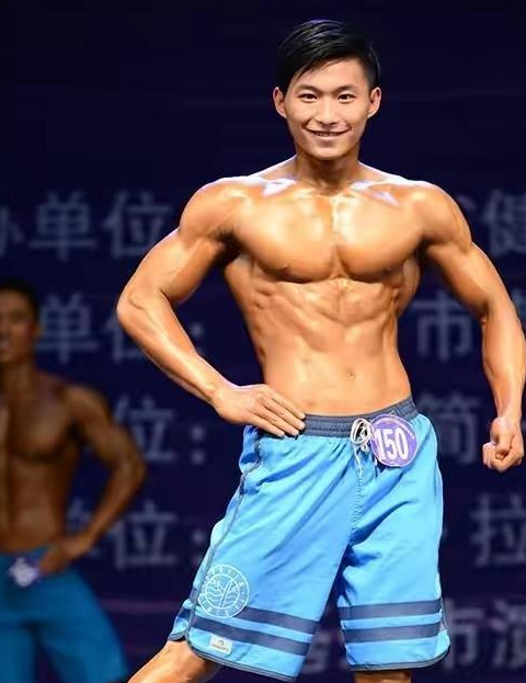 火狐电竞app首火狐电竞官方网站页20岁小伙健身三年练出超大肌肉颜值和才艺秒杀众多肌肉男！(图4)